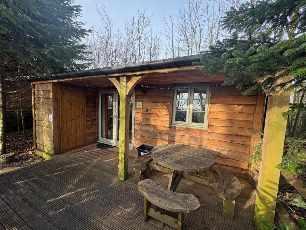 Lot: 43566 - COUNTRY ESTATE COMPRISING 5 BEDROOM MANOR HOUSE, WEDDING VENUE WITH 7 BEDROOM HOUSE, 6 ECO LODGES, 5 COTTAGES, 2 TENNIS COURTS, WORKSHOP AND ANCILLARY ACCOMMODATION - SET IN OVER 20 ACRES - Squirrel Lodge